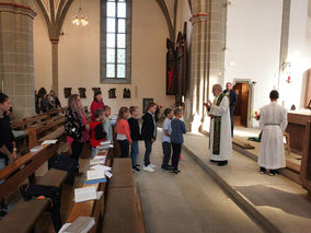 Vorstellung der Kommunionkinder in St. Crescentius (Foto: Norbert Müller) Vorstellung der Kommunionkinder in St. Crescentius (Foto: Norbert Müller)